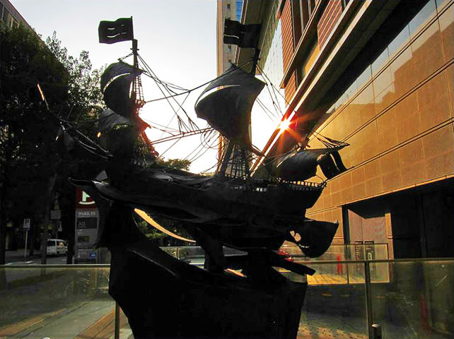 デ・リーフデ号像