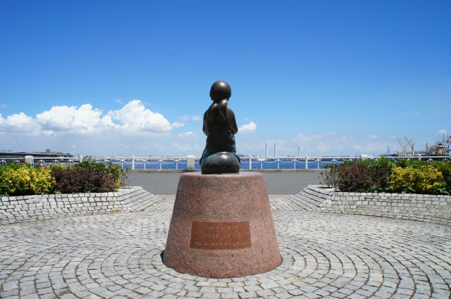 赤い靴はいてた女の子像