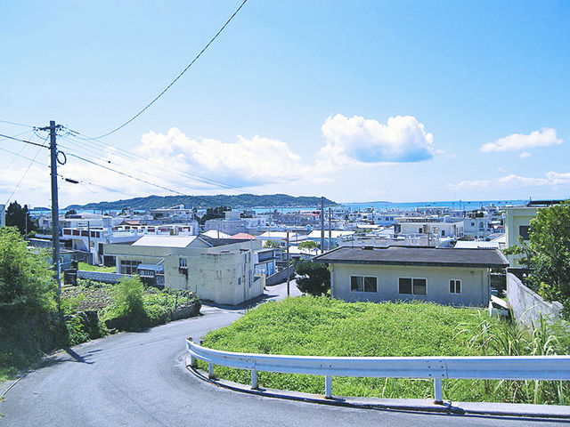 平安座島の町並み