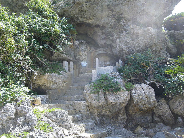 アマミチューの墓