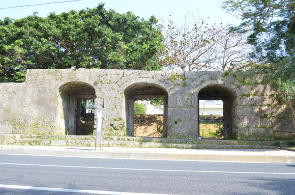 旧崇元寺第一門及び石牆